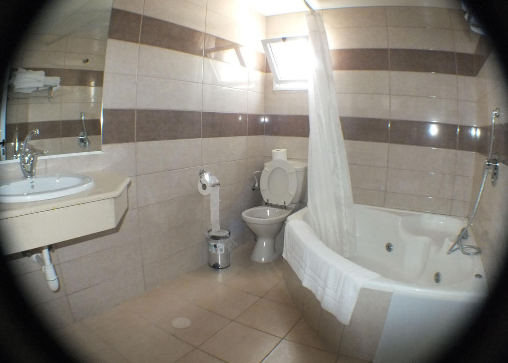 Sea Hotel And Restaurant Nahariya Habitación foto